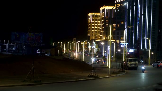 柬埔寨西哈努克城的街道。建筑，人，交通。夜城的景色，灯光和灯饰的海洋