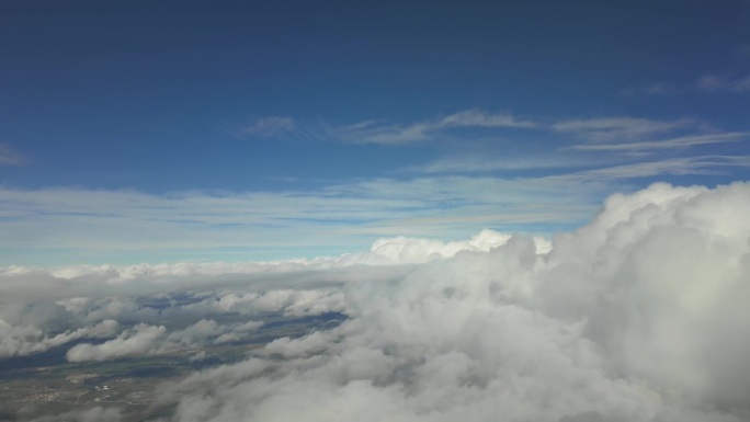 从云层上方拍摄的云景。Hyperlapse X10。飞行员的视角。4 k