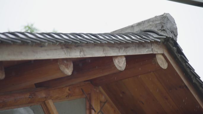 《静谧乡村：雨后古风屋檐与石砌细节》