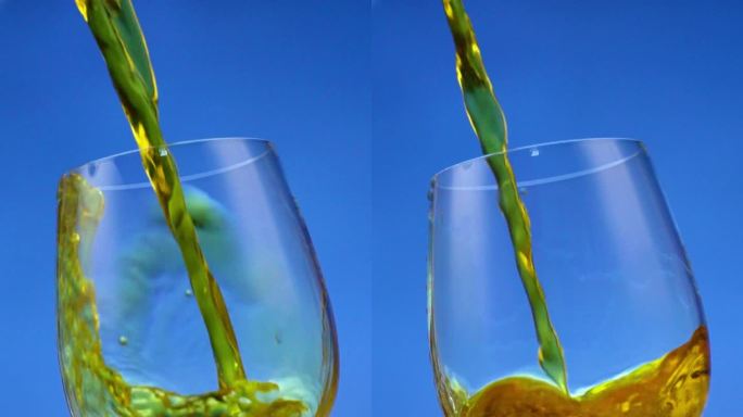 蓝色背景中玻璃杯中倒入威士忌洋酒
