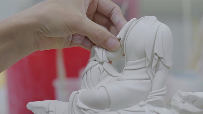 《精雕细琢：陶瓷艺术家的创作过程》