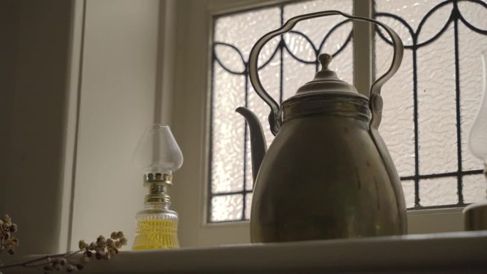 古董油灯和水壶