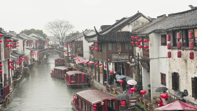 江南水乡江南古镇苏州山塘街雨中小桥流水