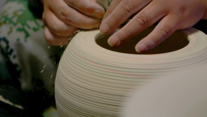 《精致陶瓷花瓶：手工拉坯与彩绘过程展示》