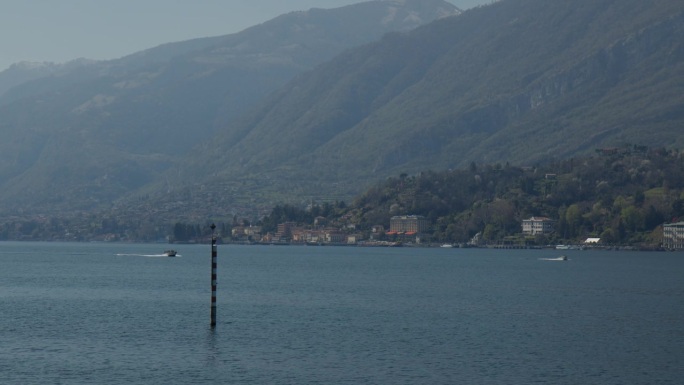 贝拉吉奥湖滨镇与森林山脉的背景在科莫湖，意大利。广角镜头
