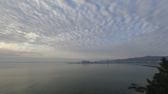山东省威海市威海湾日出晨光天空云朵延时