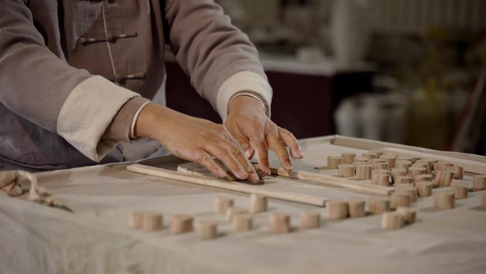 《手工陶瓷制作艺术：精细拼接过程展示》