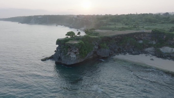 印尼巴厘岛乌鲁瓦图日出时，无人机飞越热带巴兰干海滩半岛