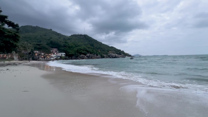 泰国苏梅岛的水晶海滩即使在雨季的暴风雨中也展示了它的美丽