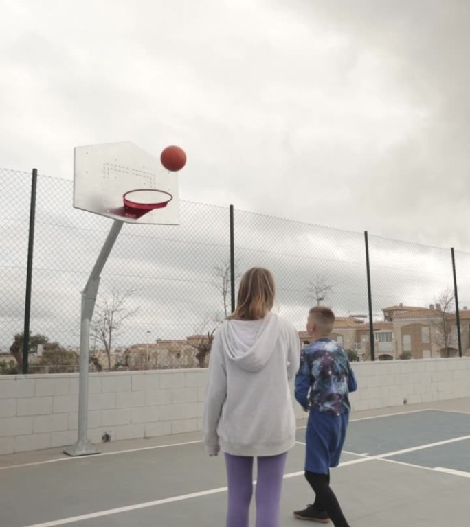 兄妹俩在球场上一起打篮球，一起享受时光，通过运动加强兄弟姐妹的感情。