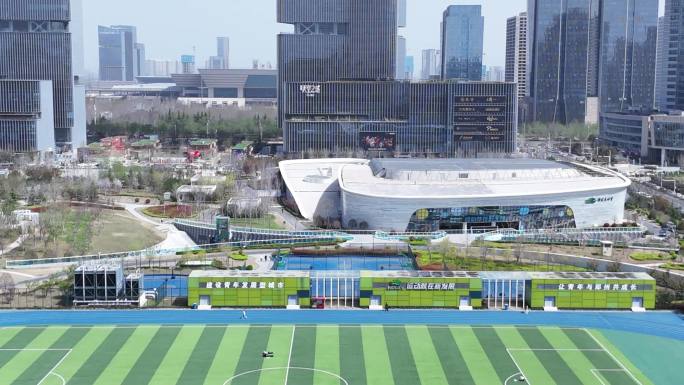 郑州双子塔城市公园跑道操场运动的人变焦
