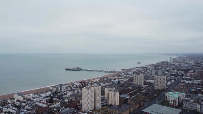 无人机拍摄的布莱顿海滨在阴天，缓慢推进的公寓楼