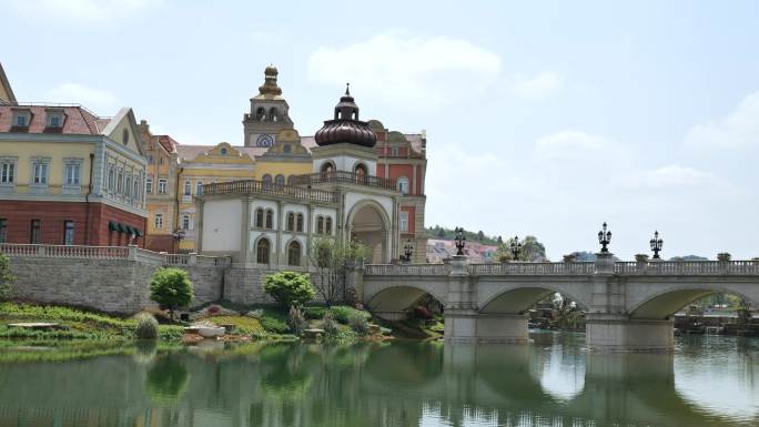 欧式风格城堡建筑与人工湖
