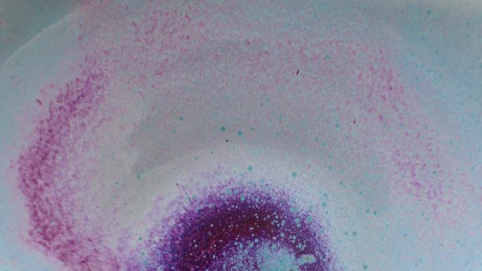 《陶瓷彩釉之舞：紫翠交融的美学》