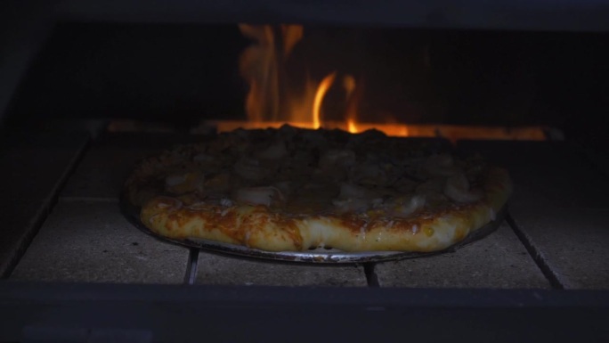 手工风味奶酪披萨在木烤箱中烘烤