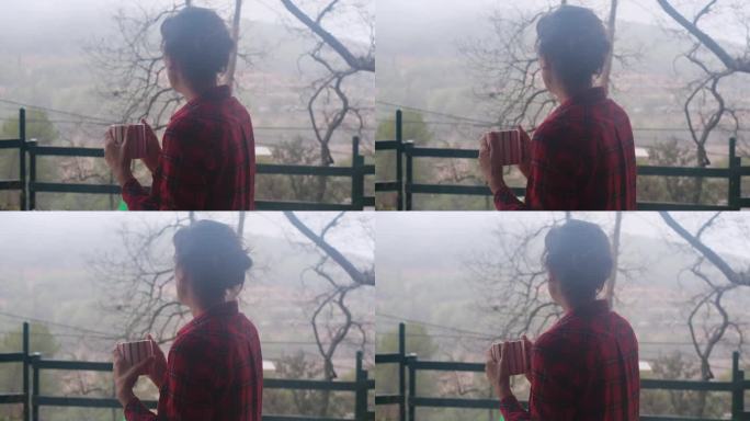 秋春的一个雨天，一个女人在山间的乡间别墅里独自喝着一杯咖啡。
