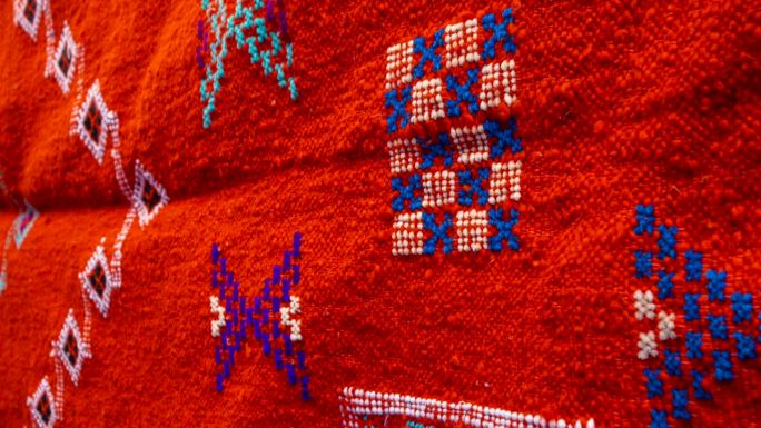 在摩洛哥舍夫沙万市的一个市场上出售的彩色摩洛哥传统地毯