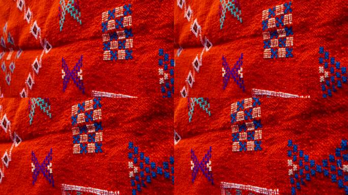 在摩洛哥舍夫沙万市的一个市场上出售的彩色摩洛哥传统地毯