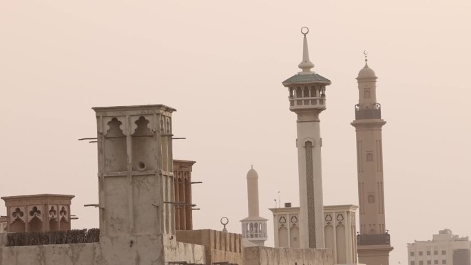 迪拜的清真寺映衬着朦胧的天空