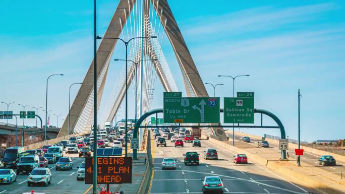 从行驶在扎基姆桥上进入美国马萨诸塞州波士顿的道路交通车辆所看到的城市天际线