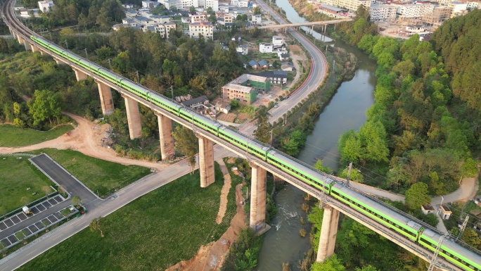 和谐号动车驶过铁路桥梁