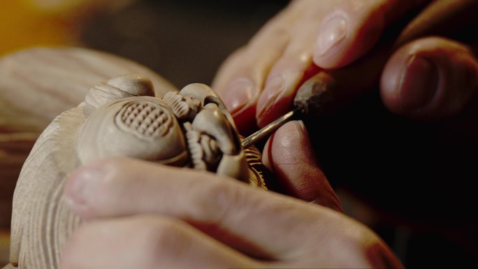 《匠心雕琢：陶艺师精细的制陶过程》