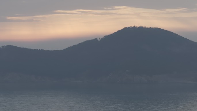 航拍威海湾刘公岛海上日出晨光朝霞
