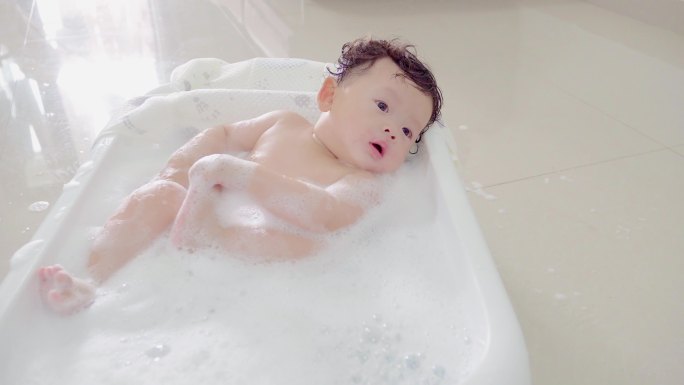 宝宝婴儿开心惬意洗澡沐浴露泡泡