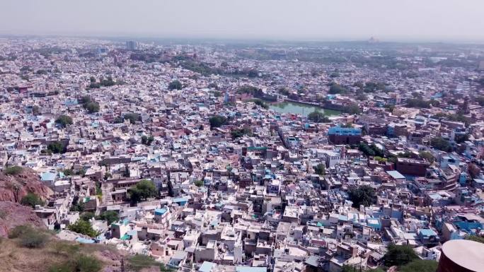 印度拉贾斯坦邦的“焦特布尔城”以“蓝色之城”而闻名，因为它在夏季用独特的蓝色粉刷房屋，以保持室内凉爽