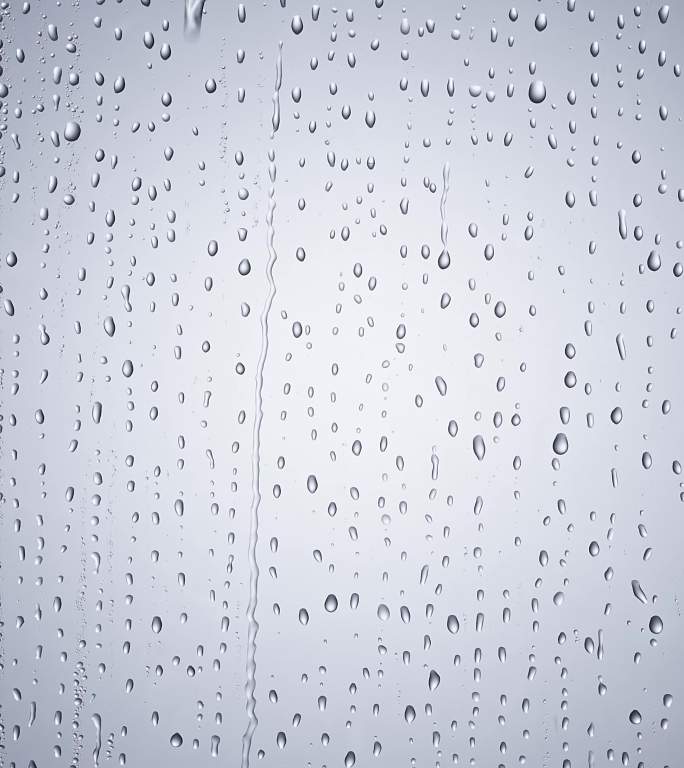 下雨天玻璃上的水珠水滴流下