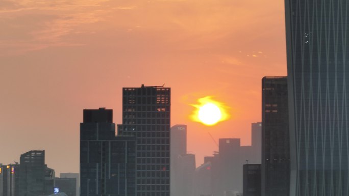 航拍深圳湾夕阳下的建筑群