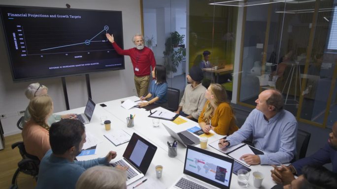 计算机工程师在会议室用数字屏幕主持会议