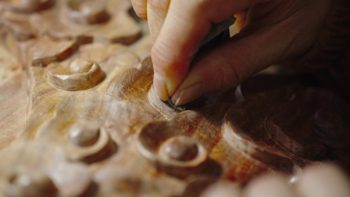《传统雕工的精细之作：木质圆雕艺术展示》