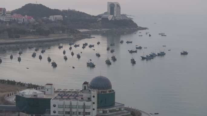 航拍威海市环翠区合庆湾清晨海面停泊渔船