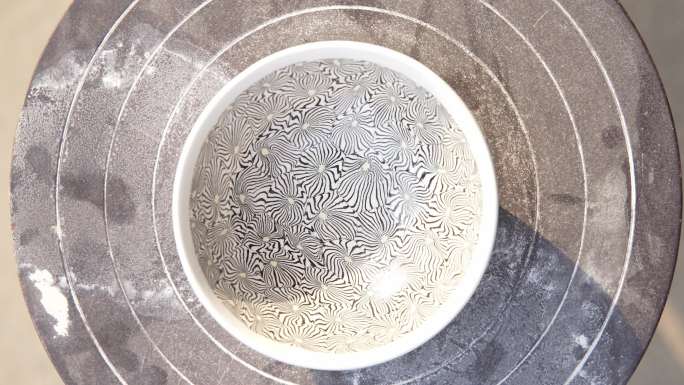《凝视漩涡：黑白陶瓷碗纹理艺术》