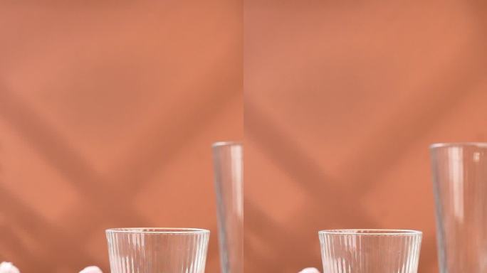 冰川纹玻璃杯子的特写