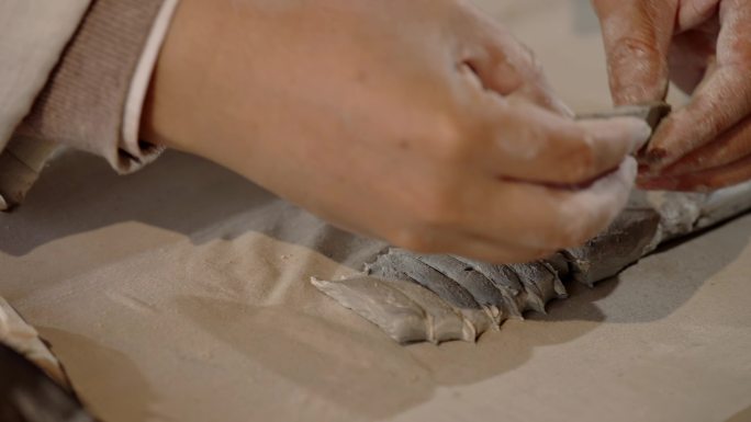 《陶瓷创作流程：从泥塑到雕刻的艺术》
