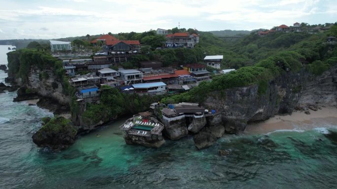 巴厘岛乌鲁瓦图的海滩和悬崖