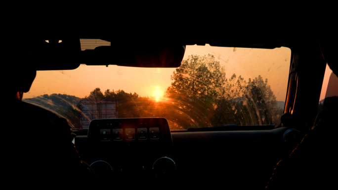 夕阳透过车窗，开车