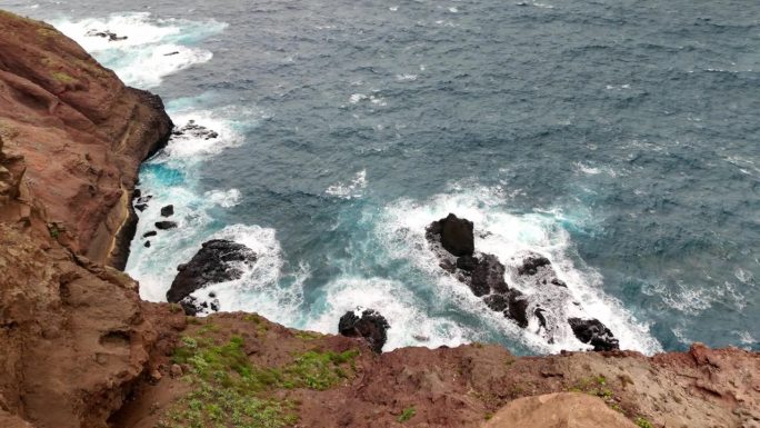 从上往下看，海浪从马德拉岛的蓬塔·德·斯<s:1>奥·洛伦特帕拉索冲进岩石海岸线
