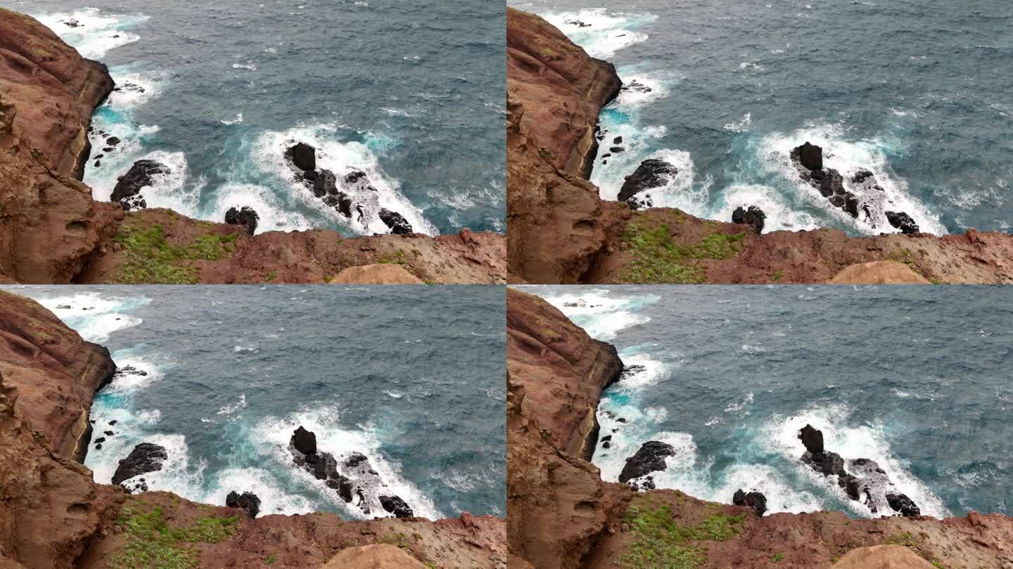 从上往下看，海浪从马德拉岛的蓬塔·德·斯<s:1>奥·洛伦特帕拉索冲进岩石海岸线