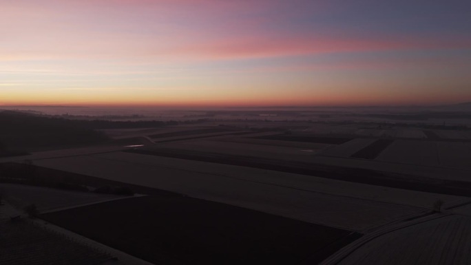 黎明时分壮观天空下的农田鸟瞰图