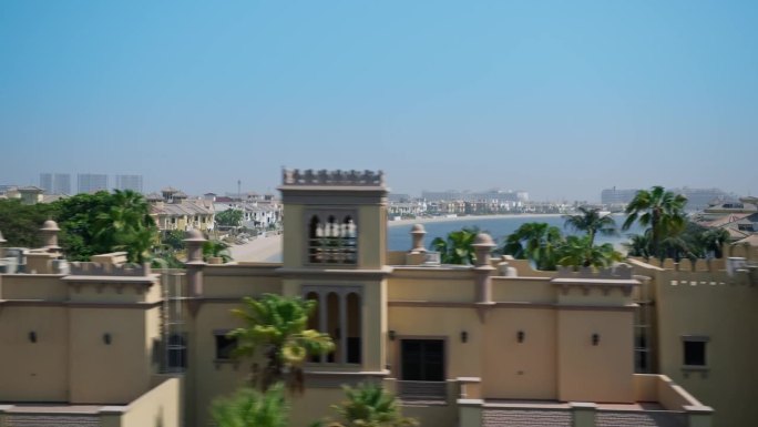 迪拜城市的房子在海边有花园