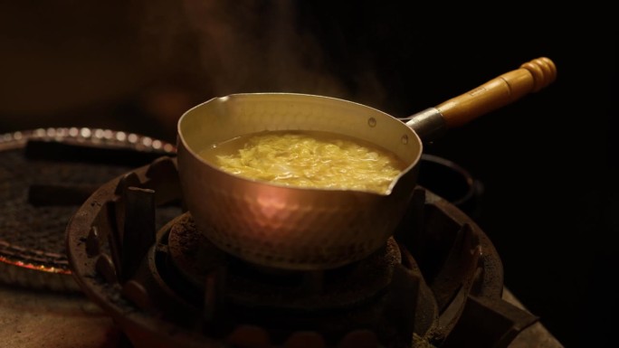 在铜锅里搅拌汤