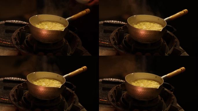在铜锅里搅拌汤
