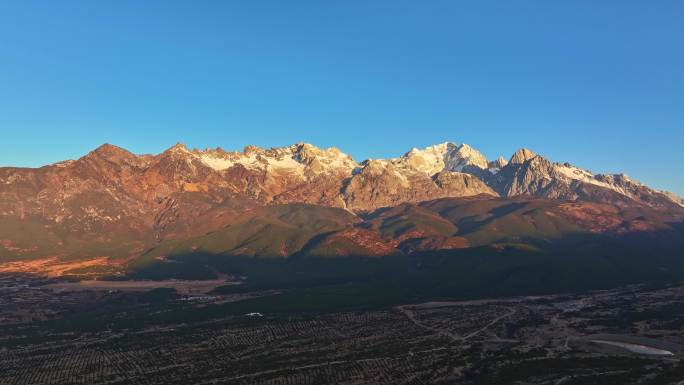 云南丽江东巴谷玉龙雪山日照金山航拍视频