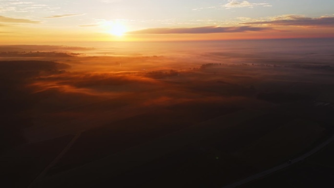 日出时被雾笼罩的农村农业景观鸟瞰图