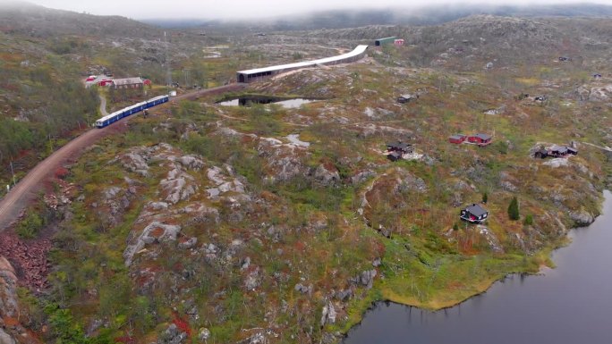 航拍:挪威北极列车进入挪威北部的隧道