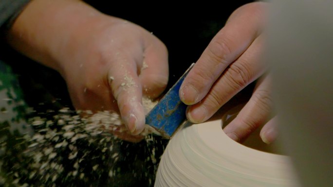 《工匠精神：传统陶器拉坯艺术展示》