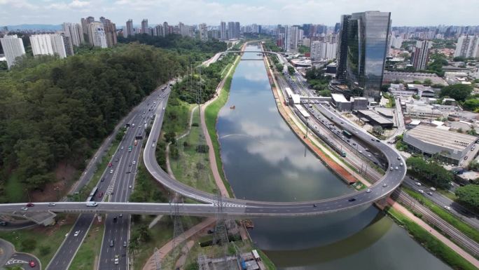 巴西圣保罗拉古纳桥的边缘Pinheiros鸟瞰图。